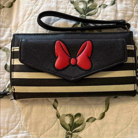 Disney Black and white Minnie Mouse Wristlet - Picture 3 of 6